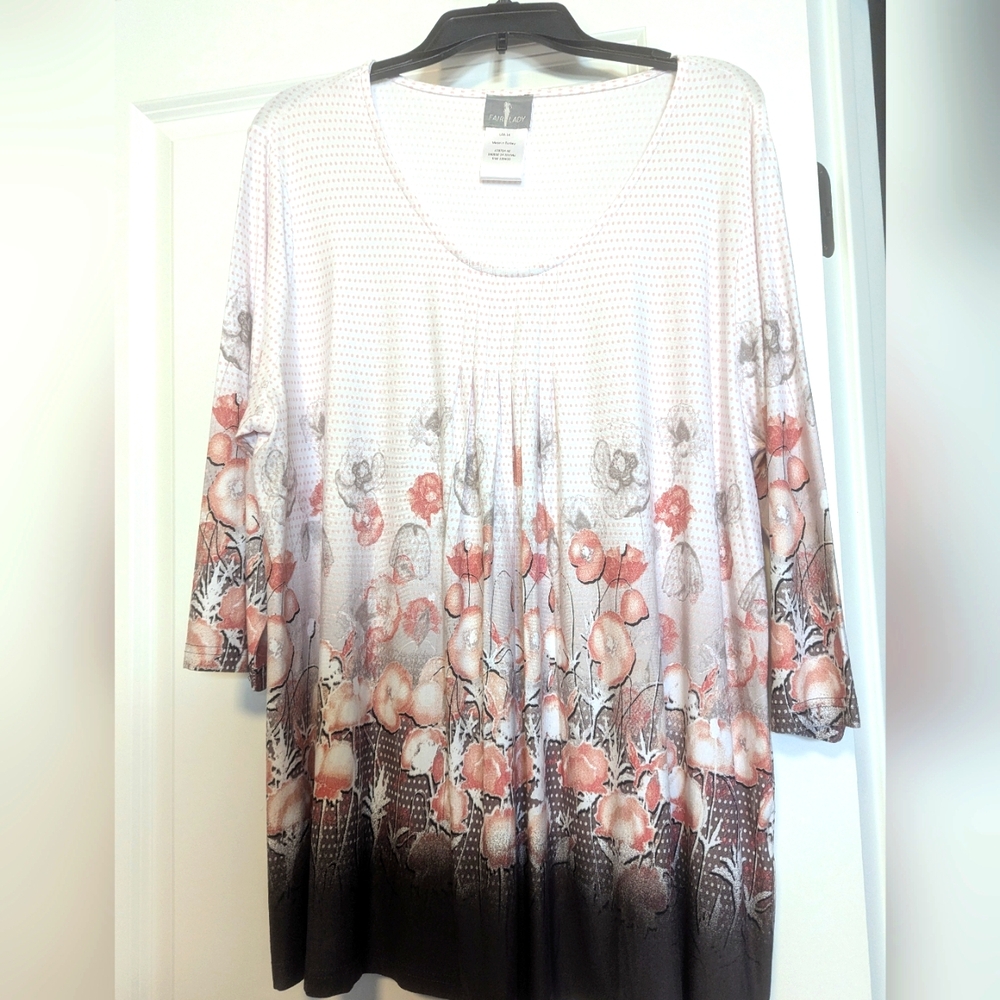 NWOT-Elegant Floral Tunic Top